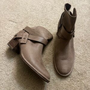 UGG Womens W Elysian western inspired leather Taupe Booties